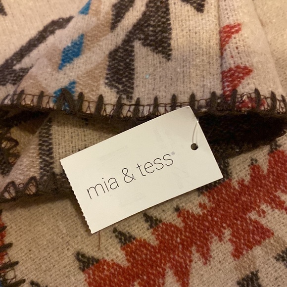 Aztec Pattern Poncho - Picture 4 of 7